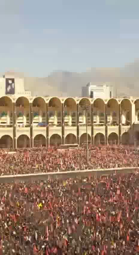 Thousands of mourners have attended the Khomeini funeral in Tehran