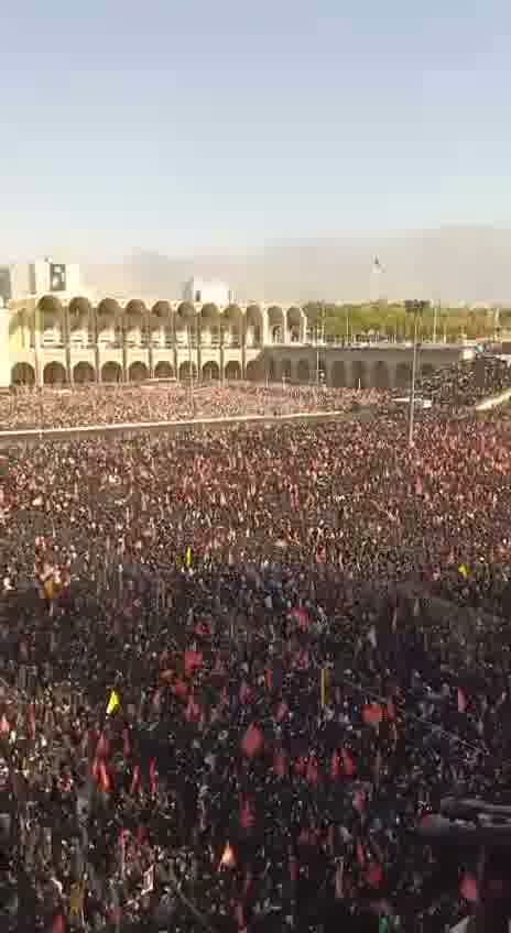 Thousands of mourners have attended the Khomeini funeral in Tehran