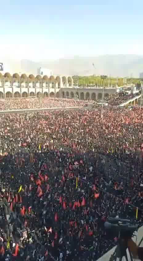 Thousands of mourners have attended the Khomeini funeral in Tehran