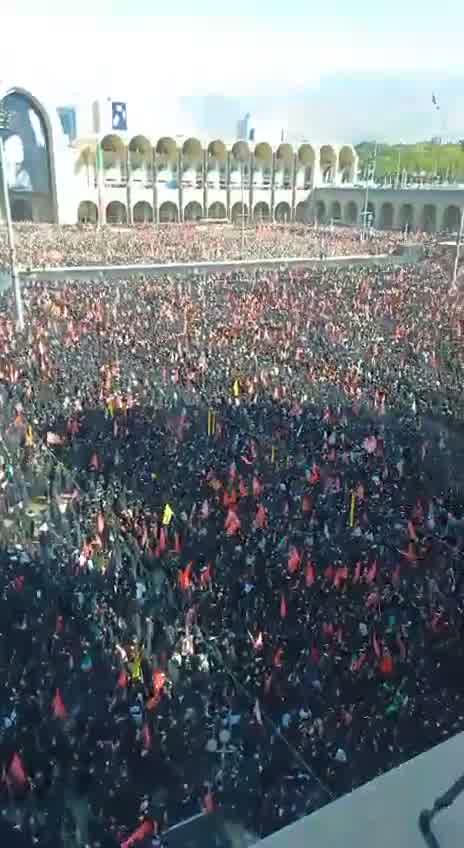 Thousands of mourners have attended the Khomeini funeral in Tehran