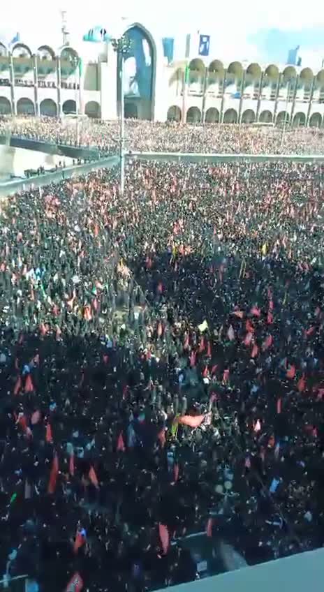 Thousands of mourners have attended the Khomeini funeral in Tehran