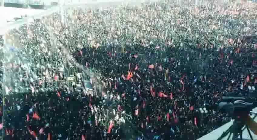 Thousands of mourners have attended the Khomeini funeral in Tehran