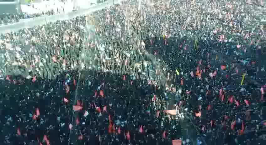 Thousands of mourners have attended the Khomeini funeral in Tehran
