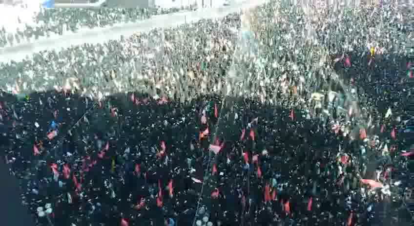 Thousands of mourners have attended the Khomeini funeral in Tehran