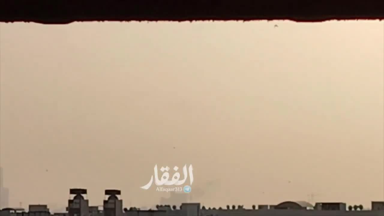 Des missiles balistiques iraniens semblent avoir touché de plein fouet le quartier général de la Cinquième flotte américaine à Bahreïn. Des images circulant actuellement en ligne montrent d'importants panaches de fumée s'élevant de la zone.