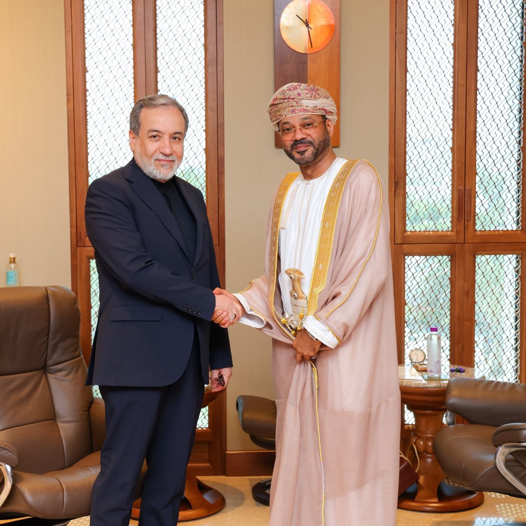 Suite à la visite d'Aragchi à Mascate, Oman a déclaré avoir convenu avec l'Iran de poursuivre les discussions aux niveaux technique et politique afin de parvenir aux consensus nécessaires, conformément au droit international, concernant la navigation dans le détroit d'Ormuz. Aucun représentant américain n'était présent à Oman.